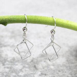 BirBirine Bağlı Kare Sarkan Küpe