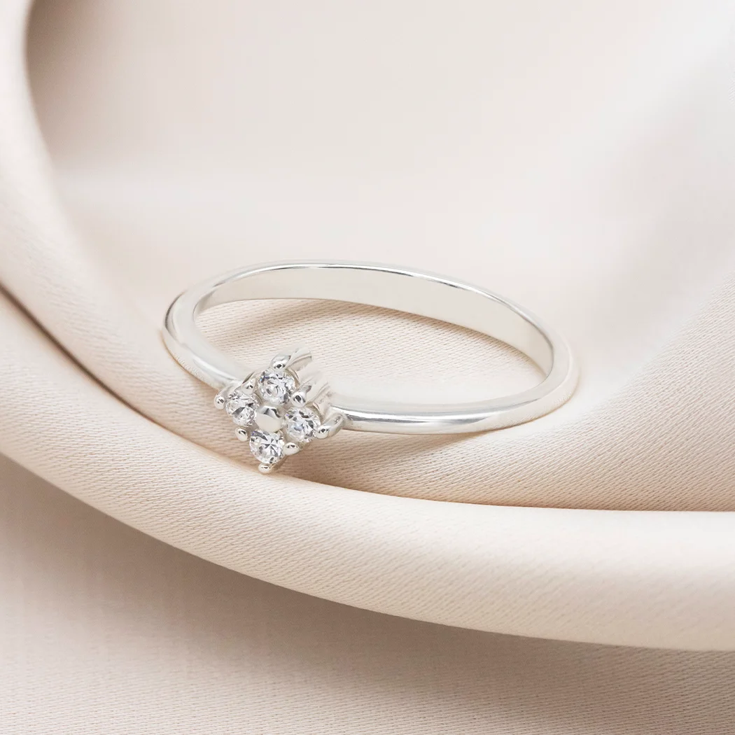 Moissanite Dört Yaş Küme Yüzük