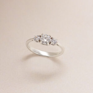 Yuvarlak Moissanite Trilogy Yüzük